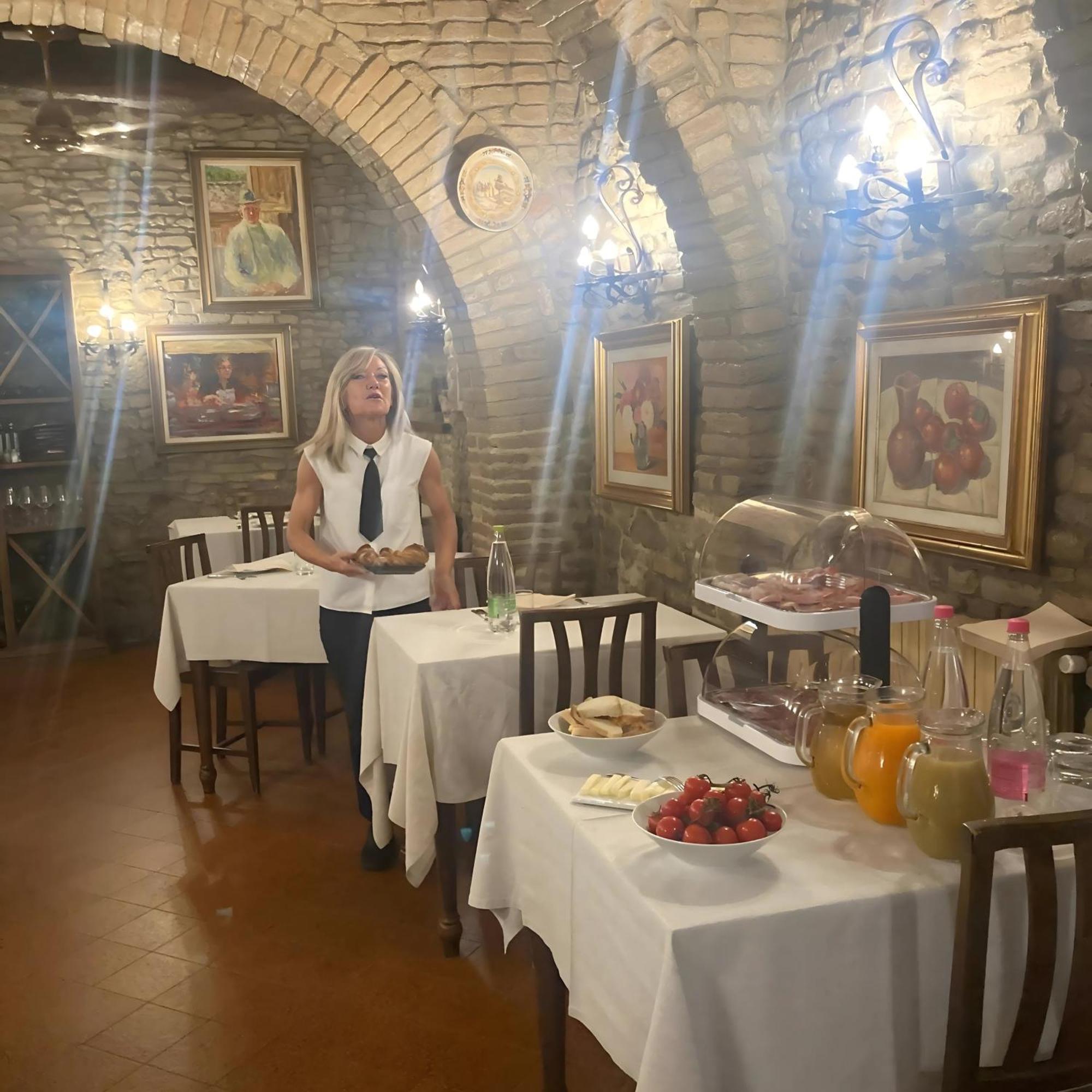 Locanda Il Pino Сан Джиминяно Екстериор снимка